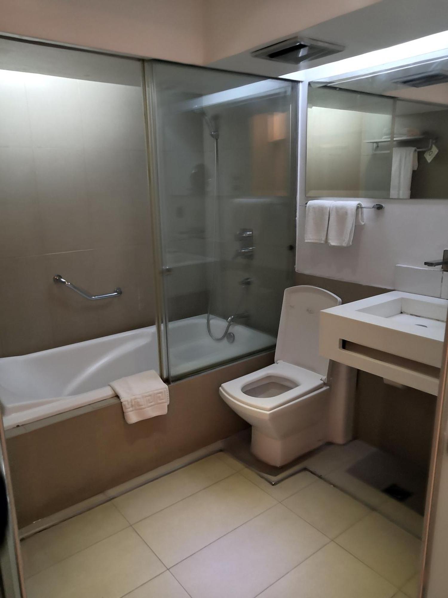 The E-Hotel Makati Makati City Zewnętrze zdjęcie